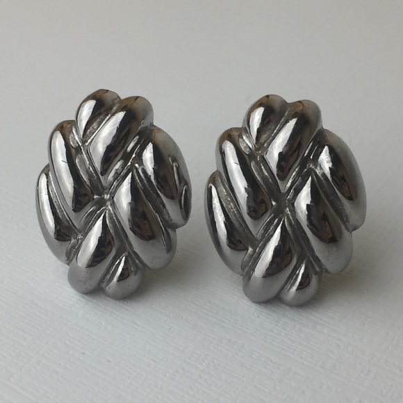 Vintage Jewelry - Vintage Gunmetal Silver Textured Clip On Earrings